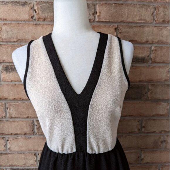 Everly textured colourblock sleeveless a-line dress - nude & black - Picture 3 of 6